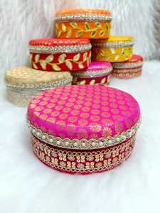 กล่องลูกอมลดาดูทำมือประดับด้วยลูกปัดโกต้า - Product Image 1