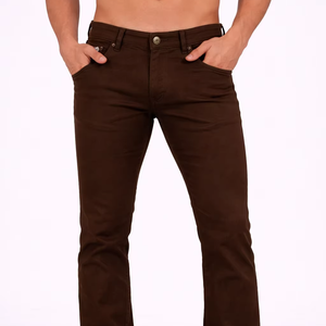 Jean décontracté coupe droite pour homme en tissu extensible confortable de couleur brun cacao intense – Un essentiel quotidien confectionné à partir de tissu riche en coton de qualité supérieure - Product Image 1