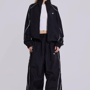 Chaqueta Deportiva Cortavientos de Nailon Oversize con Cremallera Frontal Completa, Ribete Reflectante Personalizado, Unisex, Ligera, y Pantalones Holgados - Product Image 3