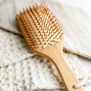 Cepillo de Pelo de Bambú Natural, Cepillo de Madera para Desenredar y Masajear el Cuero Cabelludo, Ecológico y Biodegradable para Mujeres y Hombres, OEM ODM - Product Image 4