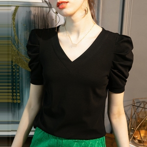 T-shirt rouge à col en V et manches bouffantes pour femmes, coupe ajustée, en satin, manches courtes, style élégant, pour le printemps et l'été - Product Image 2