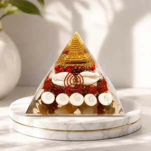 Pirámide de orgón Laxmi Yantra, pirámide de cristal de orgón, decoración Feng Shui para el hogar con bobina de cobre, conchas doradas y cuentas rojas. - Product Image 6