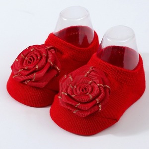 Chaussettes bébé élégantes beiges à motif floral rose, antidérapantes, en coton biologique tricoté, épaisseur standard, respirantes, pour nouveau-né, collection printemps - Product Image 5