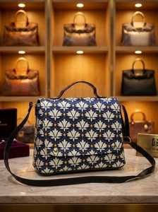 Bolso Tote Grande para Mujer, Diseño Minimalista Geométrico Jacquard, Color Sólido, Pintado a Mano, Impermeable, con Cierre de Cremallera, de Elite Craft Studio - Product Image 1
