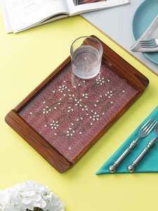 Bandeja de Servicio de Madera Hecha a Mano con Adhesivos Decorativos, Color Natural, Disponible para Uso en el Hogar y Restaurantes - Product Image 2