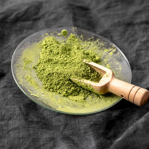 WARRLY Poudre d'extrait de feuille de Moringa biologique, riche en vitamines, 99% pure, séchée par pulvérisation, qualité alimentaire, 50kg MOQ, en fût, emballée sous vide - Product Image 1