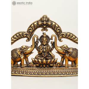 Petite statue en laiton Gajalakshmi superfine de 3 pouces avec arc de Kirtimukha Sculpture Premium fabriquée en Inde - Product Image 1