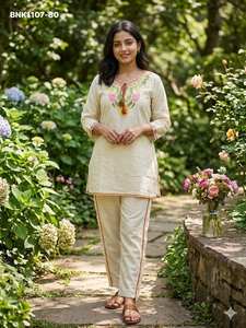 Conjunto coordinado de kurta y pantalón corto de algodón Khadi con bordado floral, diseño moderno y en tendencia, para mujer, exportador de moda. - Product Image 4