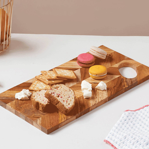 Cette élégante planche à découper en bois présente un magnifique motif en chevron, avec une découpe ovale pratique aux coins pour couper les légumes. - Product Image 6