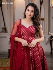 Vestido Anarkali Rojo para Mujer BND1374-135 con Bordado Dorado y Dupatta de Tela de Red para Actuaciones en Escenario - Product Image 1
