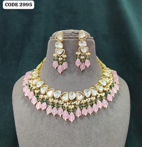 Parure de collier ras-du-cou et boucles d'oreilles de luxe en laiton plaqué or antique, ornée de perles de cristal rose et de pierres Kundan, idéale pour mariages, fiançailles et soirées. - Product Image 1