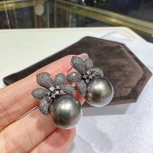 Vente en gros directe du fabricant, boucles d'oreilles en perles naturelles rondes vertes paon de 11 à 12 mm, presque parfaites, dans un coffret cadeau, cadeau idéal - Product Image 1