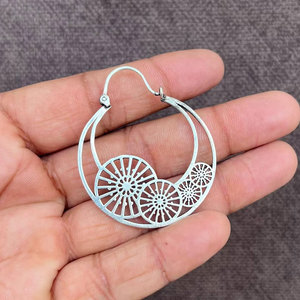 Boucles d'oreilles géométriques en argent faites à la main, mandala complexe, bijoux ethniques bohèmes pour femmes - Product Image 1