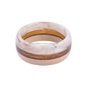 Brazalete de resina hecho a mano para mujer Diseño curvo elegante con patrones únicos Acabado brillante para fiesta de boda o regalo - Product Image 3