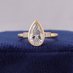 Bague trilogie 3 pierres en diamant de laboratoire taille poire 1,5 carat E/F VVS2/VS1, sertie clos, avec monture haute style cathédrale - Product Image 1