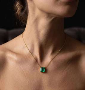 Collier Solitaire Minimaliste Délicat pour Femme avec Mini Diamant Carré Fantaisie Certifié et Émeraude de Laboratoire Taillée – Fabrication - Product Image 5