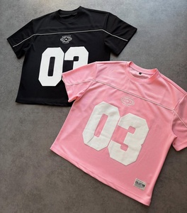 เสื้อยืดคอกลมผ้าตาข่ายระบายอากาศคุณภาพสูงแบบ OEM สกรีนลายละเอียดแน่นหมายเลข 03 พร้อมดีเทลการตกแต่งแบบ Piping สไตล์สตรีทแวร์ - Product Image 1