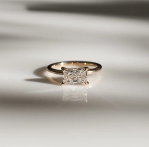 แหวนเพชรทรงรัศมี 1.50 กะรัต เพาะเลี้ยงในห้องปฏิบัติการ ตัวเรือนทองคำขาว 14K แบบ 4 กรงเล็บ วงแหวนหนา 1.8 มม. ความสะอาดระดับ VS+ สี D-F ได้รับการรับรองจาก IGI - Product Image 1