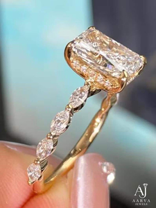 Anillo de Moissanita con Corte Esmeralda, Chapado en Oro, Engaste de Garras, Banda de Compromiso, Acento Ovalado Marquesa, Joyería de Boda - Product Image 4