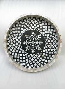 Bandeja Otomana Circular Hecha a Mano con Incrustaciones de Madreperla |   Diseño Geométrico Floral con Temática de Ramadán, Estilo Moderno Rústico Multifuncional - Product Image 3
