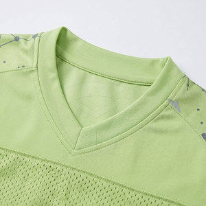 Camiseta de malla personalizada con logo y número, tela transpirable, ideal para entrenamientos de equipos, partidos y actividades deportivas. - Product Image 5
