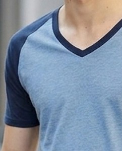 T-shirt décontracté en coton tricoté pour homme, col en V, manches raglan, bleu ciel et bleu marine contrastés, coupe classique, design uni - Product Image 3