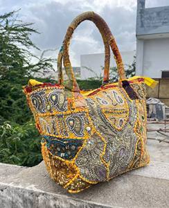 Sac fourre-tout indien perlé, sac à bandoulière Banjara, sac de shopping grand format fait main pour femmes - Product Image 2