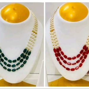 Exquisito collar de tres capas con perlas y cuentas, una combinación perfecta de elegancia tradicional y encanto contemporáneo. - Product Image 3