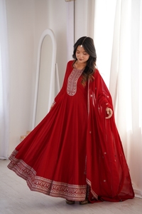 Vestido Anarkali de seda Vichitra pesada con bordado Jari, mangas Churidar, borlas y dupatta, conjunto completamente cosido. - Product Image 4