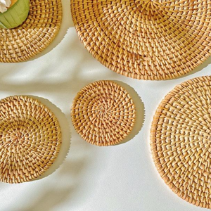 Sous-verres en bambou et rotin naturel TUYET DUNG, forme originale, faits à la main, design floral classique, pour café, thé, fêtes - Product Image 1