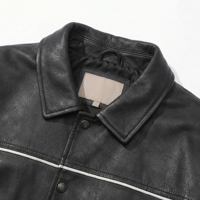 Blouson aviateur en cuir noir et blanc avec passepoil |   Blouson bomber à boutons-pression et passepoil |   Manteau en simili cuir streetwear |   Fabricant OEM personnalisé