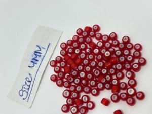 Cuentas de disco rojas con corazón blanco de 4 mm, ideales para la fabricación de joyas, pulseras, collares, pendientes y accesorios creativos. - Product Image 3