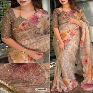 Sari de organza de tejido puro con estampado digital VASTRA COTTAGE, con un trabajo único de pitta y detalles de lentejuelas, con blusa de organza a juego. - Product Image 4
