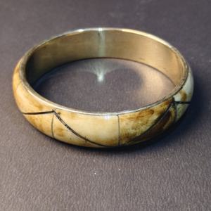 Bracelet en os sculpté à la main avec doublure intérieure en laiton – Motif chevron ethnique – Artisanat durable - Product Image 2