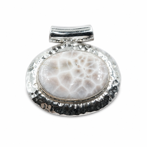 Collier pendentif en larimar rose et natrolite, en argent 925 pur, plaqué or rose et or jaune, fait main, martelé, bijoux de guérison pour elle - Product Image 1