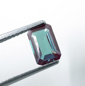 พลอยอเล็กซานไดรต์ธรรมชาติ 0.90 กะรัต ทรงคุชชั่น เปลี่ยนสีได้ HAYAAT GEMS สำหรับทำเครื่องประดับ - Product Image 4