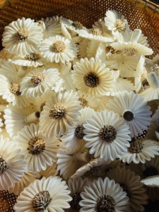 Girasoles. Difusor de fragancia de flores de madera Sola, tamaño seco: 10 cm, hecho a mano con flores de madera Sola de Tailandia, original. - Product Image 4
