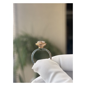 แหวนหมั้นเพชรทรงกลมเจียระไนแบบ Radiant Pave Prong Set เพชรเลี้ยงในห้องปฏิบัติการทรงกลมประดับด้วยดีไซน์ Double Halo น้ำหนัก 1.95 กะรัต ทอง 14 กะรัต เครื่องประดับเจ้าสาวสุดหรู - Product Image 4