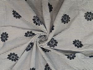 Tela de algodón peinado transpirable, ligera y estampada con rayas azul marino y blancas, ideal para vestidos de mujer y niña. - Product Image 5