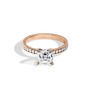 Anillo de compromiso de diamantes con corte princesa para mujer, en oro rosa, con engaste de puntas y banda pavé, estilo floral - Product Image 1