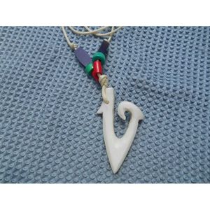 Collar Étnico Bohemio Hecho a Mano con Diseño Tribal de Hueso Tallado, Joyería Artesanal, Regalo - Product Image 1