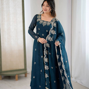 Conjunto de Traje Anarkali Moderno de Seda Crujiente Premium con Bordado Intenso para Bodas y Diwali - Product Image 1