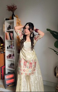 Presentamos un elegante conjunto de kurta, sharara y dupatta de diseño, en seda chinon pura con bordados. Compre directamente del proveedor. - Product Image 4