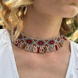 Collier de perles de verre de créateur brodé de bijoux artisanaux de luxe avec motifs de perles complexes pour mariages et réceptions - Product Image 1