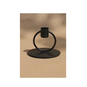 Increíble marco metálico que envuelve la vela con un estilo perfecto para noches románticas y momentos acogedores. - Product Image 4