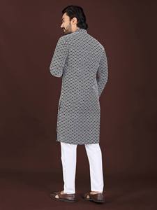 Kurta ethnique en coton de luxe pour hommes avec broderie à la main détaillée et col classique - Product Image 3