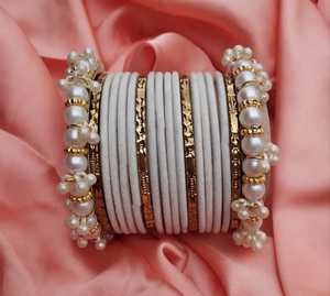 Ensemble de bracelets en or avec perles blanches, bijoux élégants pour femmes, bracelets empilables, accessoire de mode - Product Image 1