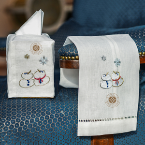 Adorable broderie de couple hivernal sur un ensemble de linge réutilisable pour salles de bain festives et décoration d'intérieur hivernale. - Product Image 1