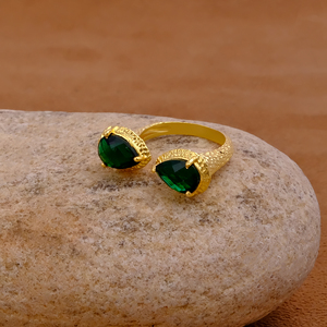 Bague en laiton plaqué or 18 carats avec émeraude de laboratoire et zircone cubique taille poire, sertie à griffes, ajustable, unisexe, classique, avec pierre précieuse - Product Image 1