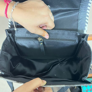 Bolso de Mujer Estilo Vaquero de Moda con Diseño de Cuero Vacuno Repujado con Patrón a Cuadros y Estilo de Cartas de Juego, Tipo Bandolera y Hombro - Product Image 6